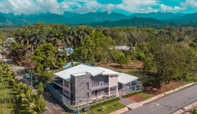 Family Retreat, Spacious Luxury Home with pool, outdoor space secure parking.