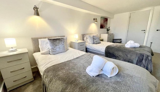 Fantastic convenient 2 Bedroom 2 bathroom Perfect for Stansted Airport, 3 minute walk to Bishops Stortford Train Station!