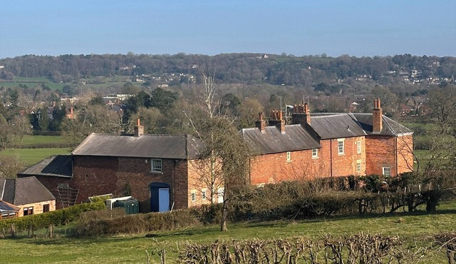 FARNAH HOUSE BARN, pet friendly, with hot tub in Duffield