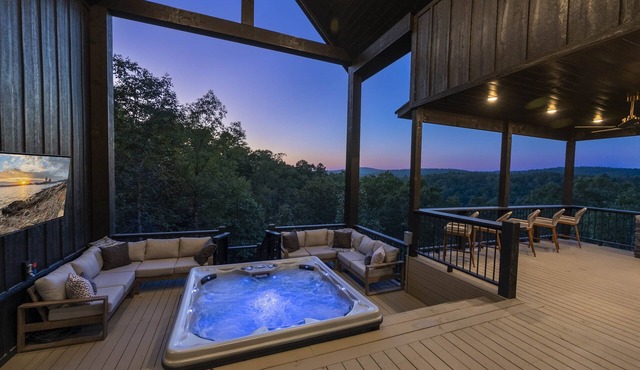 Favorite Luxury Cabin w stunning views 3 level Deck- sauna/Hot Tub/putting green