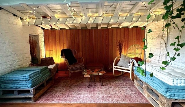 "Fire & Grill Hideaway: A Cozy Retreat with BBQ and Fireplace"