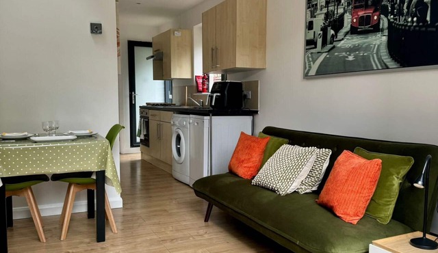 Flat Beaconsfield Bucks UK w/patio & free parking sleeps 4
