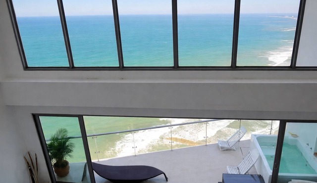 Floating Penthouse Loft/W/Prv Hot Tub !