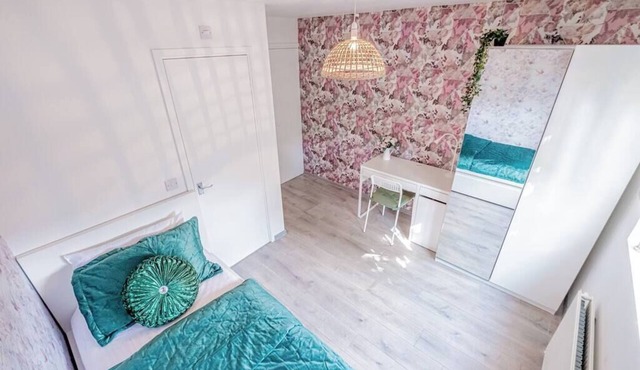 Flower | Private Shower Room | Ideal for Professionals | NN3 | Bills Included