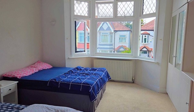 Footsteps away from wembley stadium. Best prime Location in wembley! Family Room
