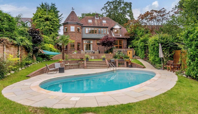 FOREST GETAWAY, pet friendly, with pool in Farnham Common