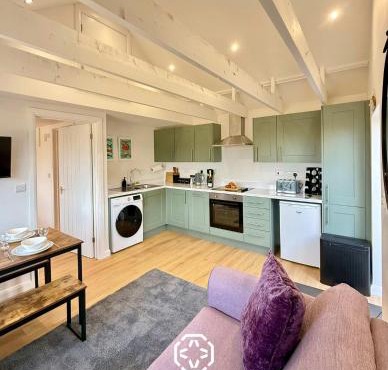 Four Counties Cottage in Collyweston by Amber Stays, Perfect for Getaways with Free Parking