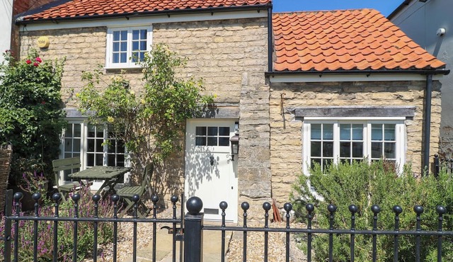 FREYA'S COTTAGE, pet friendly, with a garden in Metheringham