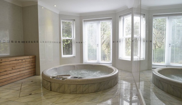 Garden Apartment with Private Hot Tub ,Sauna, Plunge Pool, Your own spa retreat!