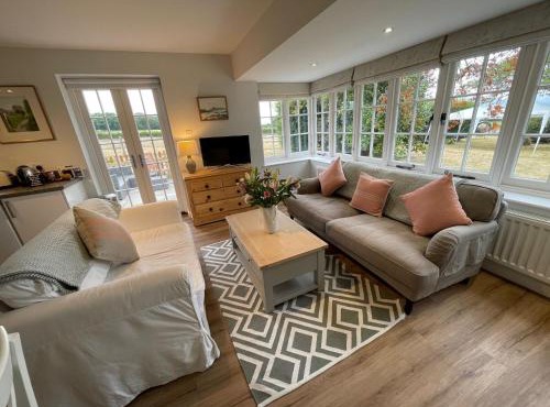Garden flat near Goodwood with stunning views