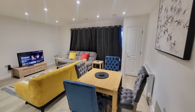 Garland Apartment, Greenhithe 3 with Parking in a lovely Estate
