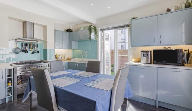 Georgian 4 bed historic house,100m City Centre w/garden & free private parking