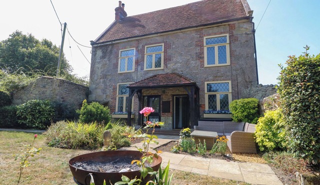 GLEBE GARTH, pet friendly, with hot tub in Niton
