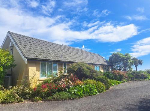 Golden Hills Farm Cottage with Swimming Pool