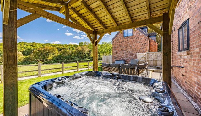 Gorgeous Barn with Hot Tub and Games Room