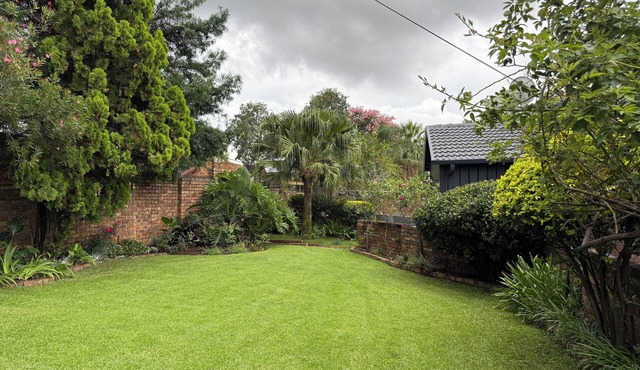Gorgeous cozy Modern interior 5-bed guesthouse with AC, pool, sauna in Pretoria