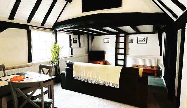 Grade 2 listed Charming Property in Cross Keys Mews by the river