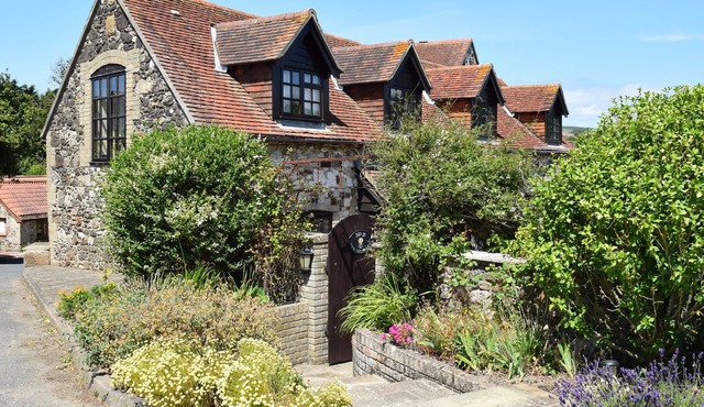 Grade II listed cottage, garden, close to sea & Brighstone village
