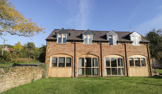 GRANARY COTTAGE, pet friendly, character holiday cottage in Gaydon