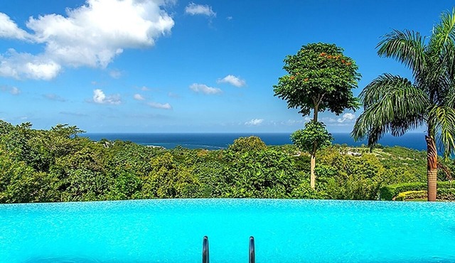 Grand Colonial Style Villa, Magnificent Sea Views, Private Infinity Pool & Gym, Great for Families!