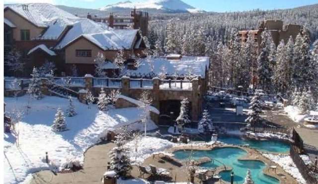GRAND TIMBER LODGE SKI-IN/SKI-OUT w/LIV ROOM & KITCHEN 600 FEET FROM CHAIRLIFT