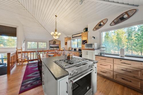 Great Kitchen, AC, SHARC Access, Hot Tub, Bring Pet!