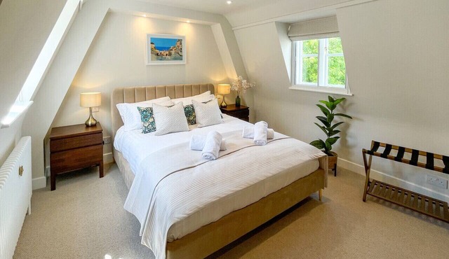 Great location! Large Modern Flat close to River