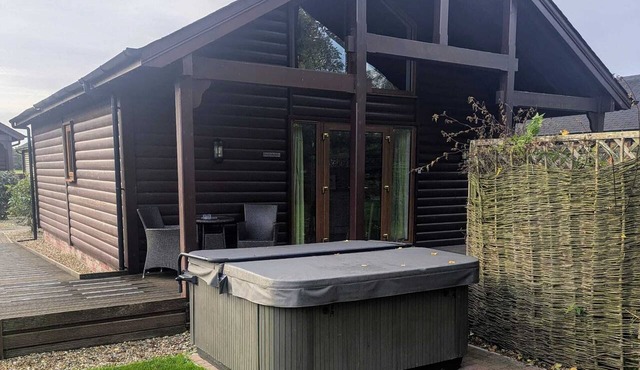 Great Raveley Lodge 3 (2 bedrooms, hot tub)