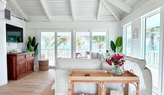 Green Flash Cottage - Beachfront Home with Daily Housekeeping
