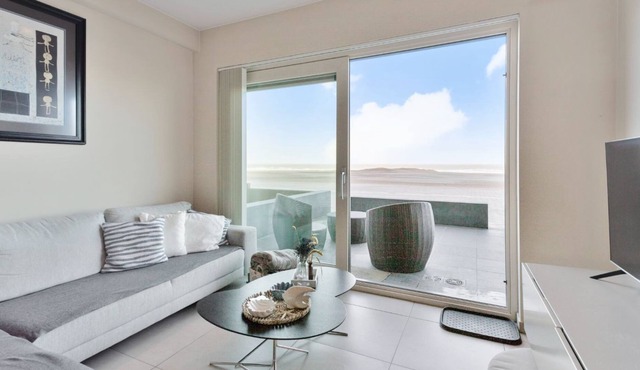 Ground floor apartment on the seawall of De Panne!