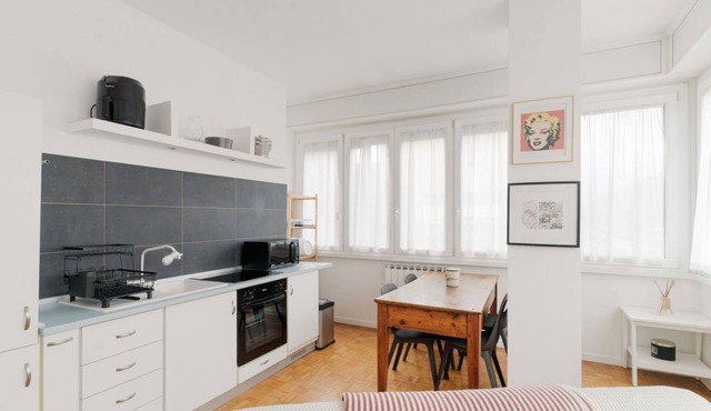 GuestHost - Cozy 78 sqm apartment, able to accommodate up to 4 people, located on the first floor of a building with lift.The property is located 650m from the Famagosta stop of the green metro line M2, which allows you to reach Piazza Duomo, Central Sta