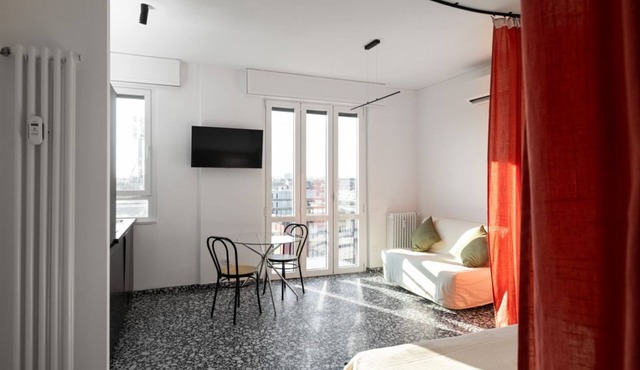 GuestHost - Cozy studio apartment of about 30 square meters, able to accommodate up to 3 people, located on the seventh floor of a building with elevator (NOT suitable for disabled people).The property is located in the Cimiano district, just 5 minutes w