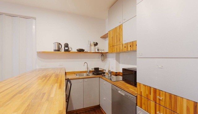 GuestHost - Modern 50 sqm flat, for 4 people, on the mezzanine ground floor (stairs to access) of a building WITHOUT lift.The property is located only 400 m from the ‘Amendola’ stop of the underground Red Line (M1) leading directly to the Duomo. Amen