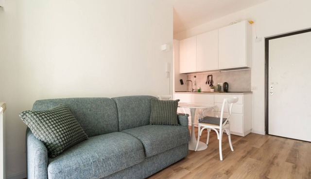 GuestHost - Nice 37m2 apartment, located on the fourth floor of a building WITHOUT a lift (steps to access) and can accommodate up to 4 people.The accommodation is located in a strategic position equipped with the main services: restaurants, bars, superm