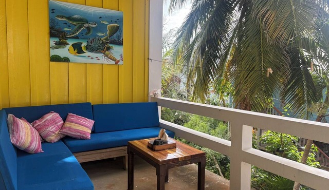 Gumbo Limbo - Seabreeze Apartment - Steps to the Ocean, Free Bikes, Free WiFi