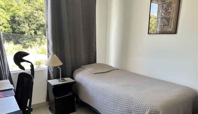 Habitación cómoda y tranquila en casa en condominio