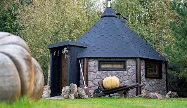 Hagrid Hut Themed - Hot Tub - Warner Bro Studio