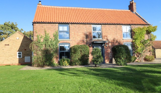 HALL FARM, pet friendly, luxury holiday cottage, with pool in Lincoln