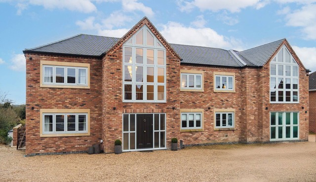 HALLAM RETREAT, pet friendly, luxury holiday cottage in West Hallam