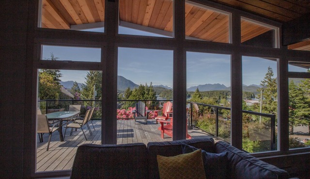 Harbour & mountain view, expansive deck, hot tub