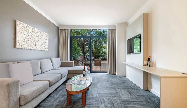 Harbourside Escape w Pool and Leafy Alfresco Patio