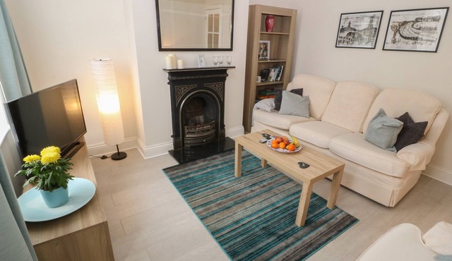 HAZELMERE COTTAGE, pet friendly, with a garden in Creswell
