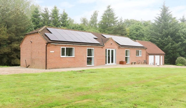 HERON LODGE, spacious, luxury, woodland setting.