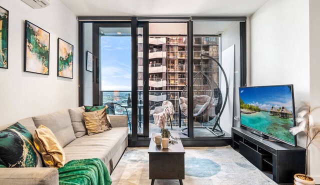 Hidden Gem @CBD Stunning Views/Pool, Gym & Parking