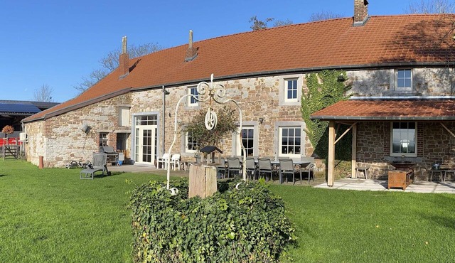High-comfort gîte with lots of charm for 12/14 people, sauna.