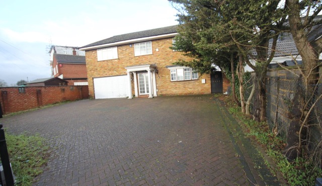 High Gables House -A Spacious Four Bedroom home located in Uxbridge.