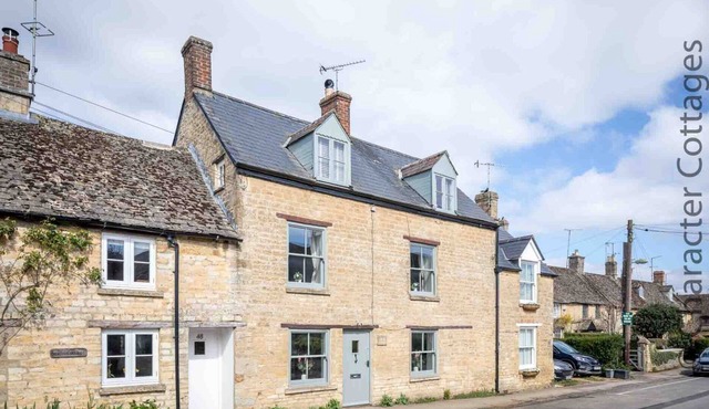 HIGH RIDGE, pet friendly, with open fire in Milton-Under-Wychwood