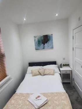 Highfield House - Ensuite - Easy Parking - Speedy WiFi - Smart TV - Self Catering - Serving Contractors, Tourists, Santa Pod and Silverstone!