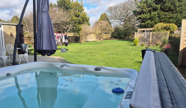 Hill Head Beach-side Cottage with Hot Tub, Large Garden and Sea Views 5bed slp12