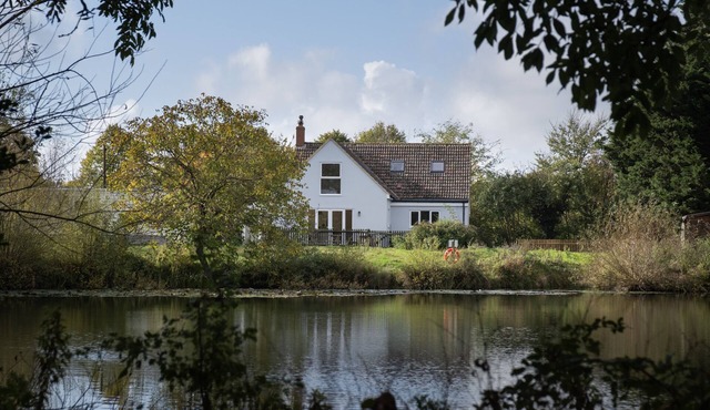 Hillcrest - A modern lakeside retreat just 2.5 miles from Oxford city centre.